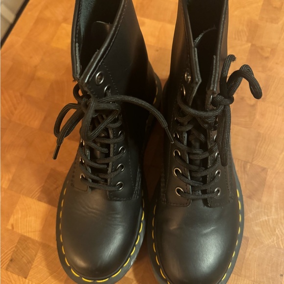 Dr. Martens 1460 SMOOTH LEATHER LACE UP BOOTS Size 7. Worn once inside. - Picture 4 of 6
